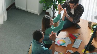 Profesyonel iş adamlarının masadaki renk paletine bakıp beşlik çaktıkları en iyi manzara. Bir grup iç dizayn başarılı fikir ve kutlama hakkında konuşuyor ve tartışıyorlar. Sempozyum.