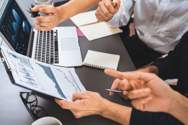 Veri analistleri, mali, trend ve pazarlama verilerini analiz etmek için dizüstü bilgisayardaki iş zekası veri göstergesini analiz ediyor. İş başarısı için BI teknolojisi ve veri analizi. Tedbirli