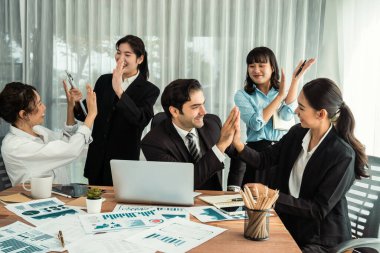 Bir grup mutlu iş adamı beşlik bir jest ve başarılı bir takım çalışması yapıyor. Çeşitli yarış bürosu çalışanları şirket ofisinde pazarlama planlamasında ilerleme kaydettikten sonra kutlama yapıyorlar. Habiliment