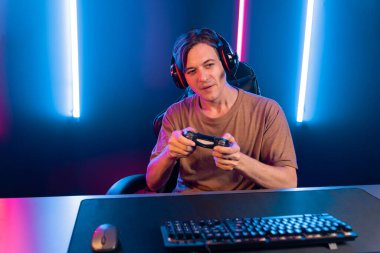 Kontrol kumandalı akıllı oyun flamasının keyfini çıkarın, modern teknoloji siber neon ışık odasında yetenekli oyuncularla çevrimiçi canlı sosyal medya grubu oyunu oynayın. Bireysel.