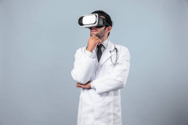 VR gözlüğü kullanarak metaevrene girerken tıbbi verilere bakan yetenekli bir doktor. Sanal gerçeklik gözlükleri ve laboratuvar önlükleri giyerken ayakta duran profesyonel beyaz doktor. Yenilik. Sapma.