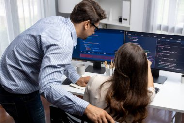 İki ekran ekranında yaratıcı web sitesi planlama yazılımını tartışan yetenekli geliştiriciler programı arka görüş konseptiyle ofiste tasarımı analiz eden tam yığın veri. Varsayım.