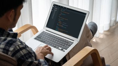 Model uygulama ve program kodlaması için bilgisayar ekranında yazılım geliştirme programlama