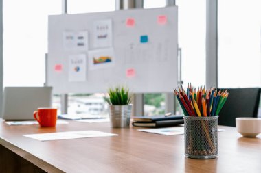 İş yerinin toplantı odasında sabit duruyor. uds