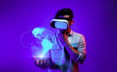 Küresel ağ bağlantısını kurmak için VR gözlüğü kullanan zeki bir adam. Görsel gerçeklik kulaklığı takarak küresel bulut hesaplama sunucusu ya da yazılımı olan mutlu bir adam. Sapma.