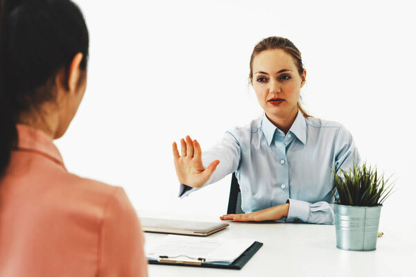 Dos Mujeres Negocios Jóvenes Reunión Mesa Oficina Para Aplicación Empleo — Foto de Stock