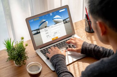 Online uçuş rezervasyon sitesi mod rezervasyon sistemi sağlar. Seyahat teknolojisi kavramı .