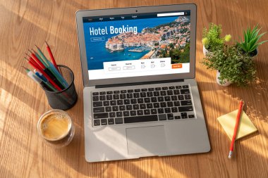 Çevrimiçi otel konaklama rezervasyon sitesi mod rezervasyon sistemi sağlar. Seyahat teknolojisi kavramı .