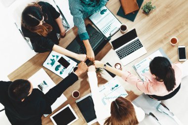 İş adamları ve iş kadınları, takım çalışması, destek ve iş birliğini gösteren çok kültürlü ofis odasındaki grup toplantılarında el ele tutuşuyorlar. Çeşitli işyerleri ve şirket çalışanları konsepti. uds