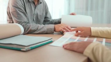 Grafik tasarımı için renk seçimi yapan ve beyin fırtınası yapan iki tasarımcının el kapanışı ya da tasarımcı bürosunda krom danışmanlığı isteyen bir müşteri. Değiştirilmiş