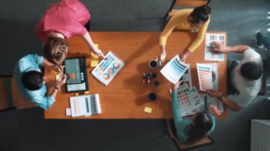 Web tasarımı için birlikte çalışan iş adamlarının üst düzey görüşü. Tasarımcı beyin fırtınası yapan ve web sitesi arayüzü hakkında tartışan ve dijital tasarım ile tablete bakan hava görüşü. Sempozyum.