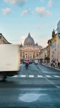 Vatikan, Roma ve İtalya 'daki Aziz Peter Bazilikası' nın zaman aşımı. St. Peters, Vatikan 'da Rönesans tarzında inşa edilmiş bir kilise. İtalya 'nın ünlü Vatikan ve Roma simgesi .