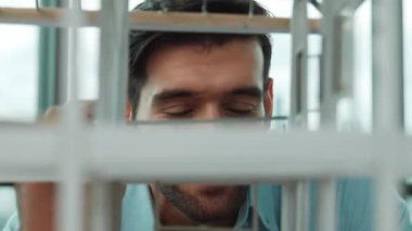 Ev modeli yapısını kendinden emin bir şekilde kontrol etmeye odaklanan beyaz yetenekli mimar mühendisinin yakın çekimi. Ev inşaatına bakan erkek işçi. Yaratıcı tasarım konsepti. İzleme