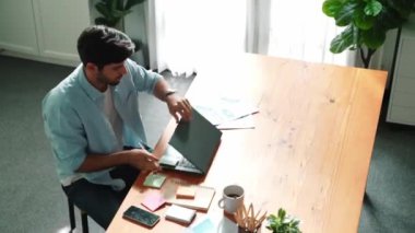 Akıllı iş adamının üst düzey görüşü çalışmayı bitirdi ve bilgisayarı kapattı. İdari analiz verileri ve dizüstü bilgisayarı kapatırken ayağa kalk ve toplantı odasında dizüstü bilgisayarı tut. Yaratıcı iş. Cemaat.