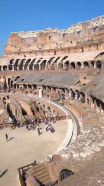 İtalya 'daki Roma Kolezyumu' nun içinde bir turist. Kolezyum, Antik Roma döneminde şehir merkezinde inşa edildi. İtalya 'nın en popüler turistik merkezlerinden biridir. .