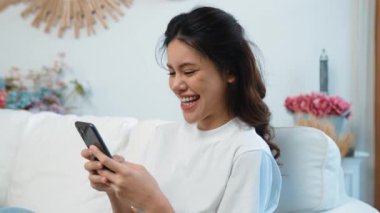 Genç bir kadın internet üzerinden alışveriş yapmak için internet üzerinden internet üzerinden internet üzerinden alışveriş yapıyor. Modern ve konforlu çevrimiçi alımlar güvenli ve uygun alışverişleri sağlar.