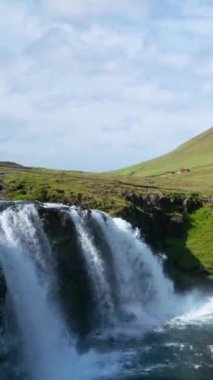 Kirkjufell dağ manzarasının ve İzlanda yazındaki şelalenin hızlandırılmış görüntüleri. Kirjufell, İzlanda 'yı ziyaret etmek için turistleri çeken en güzel ve en çok fotoğraflanan dağdır..