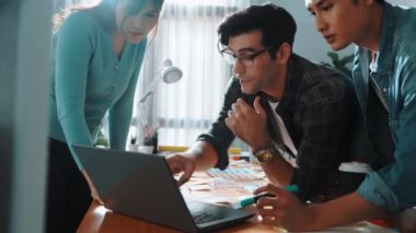 Yetenekli tasarımcı görüşü logo tasarımı ve yazma konsepti için beyin fırtınası fikri. Yapışkan notları paylaşarak insanların iş görüşü tartışır ve konuşur. Sempozyum.