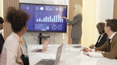 Çeşitlilik gösteren iş adamlarıyla süs odası ya da ofis çalışanı üniversite çalışanı, televizyon ekran şirketleri ile el sıkışma, çalışkan ekip olarak çalışmaktan başarılı pazarlama planları..