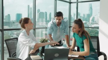 Becerikli pazarlama ekibi, şehir manzaralı iş toplantı odasında dökümanlarla el ele tutuşuyor. İş adamları başarıyı kutluyor. İşbirliğini, birliğini temsil etti. İzleme