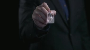 İş adamı siber güvenliğin özünü keşfeder. Siber koruma yöntemlerini, tehditleri derinlemesine araştır ve siber güvenlik duruşunu güçlendir. Siber güvenlik çağında UUID 'de gezinmek için gerekli