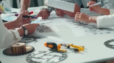 Mühendisin, toplantı masasındaki türbin motorunu ekipmanla gösteren üst düzey görüntüsü. Profesyonel proje yöneticisinin elektronik jeneratör sistemi hakkında konuştuğu ve tartıştığı hava görüntüsü. Hizalama.