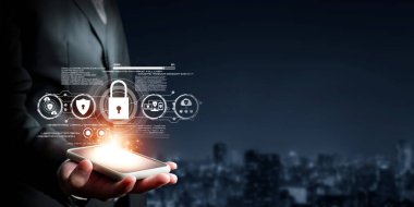 İş adamı siber güvenliğin özünü keşfeder. Siber koruma yöntemlerini, tehditleri derinlemesine araştır ve siber güvenlik duruşunu güçlendir. Siber Güvenlik Çağı FaaS 'ında yol almak için gerekli.