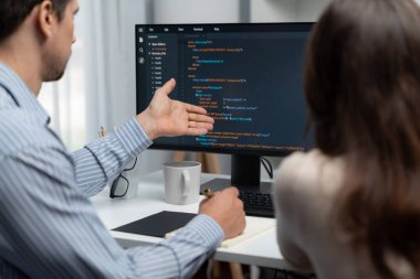 İki ekran ekranında yaratıcı web sitesi planlama yazılımını tartışan yetenekli geliştiriciler programı arka görüş konseptiyle ofiste tasarımı analiz eden tam yığın veri. Varsayım.