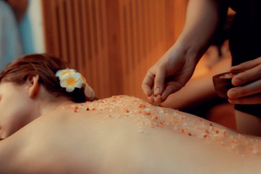 Lüks spa salonunda sıcak mum ışığı atmosferi olan kaplıca tedavisi gören yakın bir çift. Sağlık Spa vücut fırçasında tuz temizleme güzellik tedavisi. Sessiz.