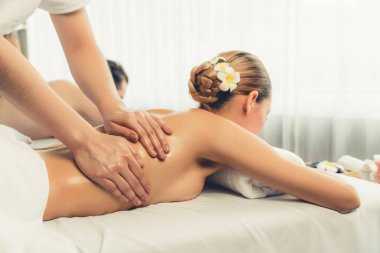 Kafkas çift müşterisi stres önleyici spa masajının keyfini çıkarıyor ve lüks otel veya oteldeki gündüz açık hava ortamında güzellik teniyle eğleniyor. Sessiz.
