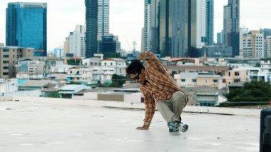 Çatıda çok kültürlü arkadaşlar varken profesyonel İspanyol break dansçısı B boy dansı. Genç modern dans grubu hip hop hareketi yapıyor. Tarz, moda, aksiyon. Açık hava sporu 2024 hiphop..