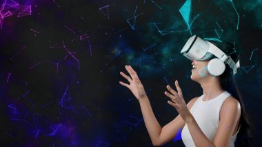 Heyecanlı gülümseyen Asyalı kadın VR metaevren, neon, dijital evren, yıldızlı zodyak, sanal uzay fantastik keşifleri, yeni, soyut, soyut meta-dünya. Halüsinasyon.