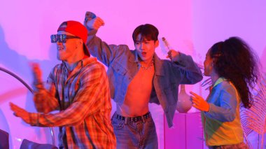 Break dansçı takımının modern stüdyoda pembe ışıkla dans etmesini kapatın. Çok kültürlü insanlar moda kıyafetleri giyerek hip hop müziğine geçiyorlar. Çılgın, komik bir ruh hali. Mutluluk.