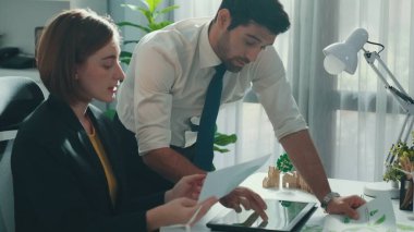 Profesyonel iş adamı, ESG 'nin çevresel yönetim tabletini kullanarak yöneticiye sürdürülebilir bir fikir sunuyor. Akıllı yönetici birlikte çalışarak temiz enerji kullanmayı planlıyor. Hizalama.