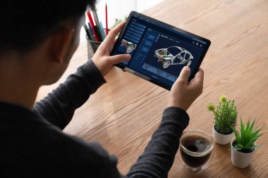 Bilgisayar ekranındaki elektrikli araba tasarım yazılımı, imalat için dijital hesaplama uygulaması ile simülasyon planlarını rahat bir şekilde gösteriyor