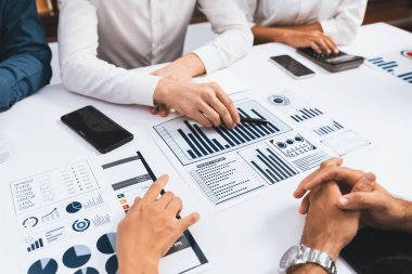 Analist ekibi toplantı odasındaki mali verileri analiz etmek için BI Fintech 'i kullanıyor. İş adamları, ticari öngörü ve stratejik pazarlama planlama için iş dünyası panelinin gücünü kağıt üzerinde analiz ediyor.