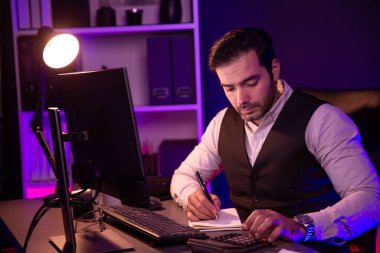 Akıllı iş adamı evrak raporlarını analiz eder, satış çeyreği online kanalı için kar ya da zarar hesaplar ürün servisinde hedef kitle pazar müşterisini neon karanlık ışık odasında karşılaştırır. Tahmin et..