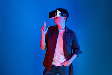 VR takan akıllı oyuncu metaevren dünyasına dönüyor, silah avcılığı oynuyor, mavi neon ışığını, zafer hayvan avcılığıyla bağlantılı, fütüristik teknoloji hologramı sanal gerçekliğiyle izole ediyor. Entrika.