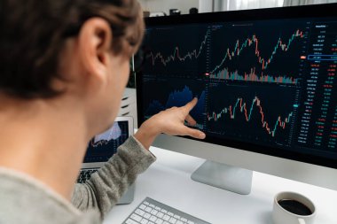 Akıllı yatırımcılar bilgisayar ekranlı ilginç borsa takasını işaret ediyorlar. Finansal teknoloji dinamik yatırım planı modern işyerindeki veri grafiğine odaklanıyor. Bireysel.