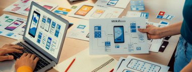 Başlangıçtaki UX geliştiricisinin panorama pankartı ya da şirket çalışanı tasarım kullanıcı arayüzü ya da mobil uygulama için UI prototipi ya da ofiste dizüstü bilgisayar ekranı olan bir web sitesi yazılımı. Sinerjik