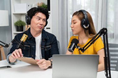 Gülümseyen radyo etkili sunucular, kulaklık takarak sosyal medya kanalından canlı yayın yapıyorlar ve sabah saatlerinde stüdyo kaydında dinleyicilere konu ve dizüstü bilgisayar üzerinden konuşuyorlar. İnfobahn.