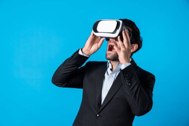 VR camından finansal grafik hologramına bakan akıllı proje yöneticisine yaklaş. Profesyonel iş adamı, sanal gerçeklik dünyası ve meta dünyadan finansal planı kontrol ederken şaşırdı. Sapma.