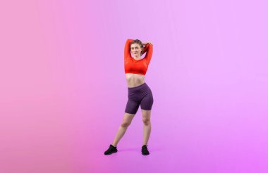 Vücut uzunluğunun tamamı atletik ve sportif genç bir kadın tarafından izole edilmiş arka planda egzersiz öncesi duruş için vücut ısısı ve esneme ile çekildi. Sağlıklı aktif ve vücut bakımı yaşam tarzı.