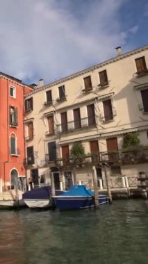 İtalya 'da turizm teknesinden Venedik Büyük Kanalı İstikrarlı Çekimi. - UNESCO 'nun dünya mirası olarak Venedik İtalya' nın güzel şehri ve aynı zamanda işlek limanı olan İtalya 'da önemli bir turizm beldesi..