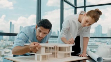 Kooperatif mimar mühendis ekibi kalem kullanarak ev modelini ölçmek için birlikte çalışıyor. Başarılı bir Kafkas iç mimari tasarım ekibi mimari model yapısını inceliyor. Tasarım. İzleme