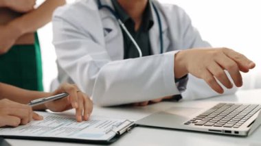 Hasta için hastane masasında çalışan ve tıbbi tedavi planlayanlardan oluşan profesyonel bir ekip. Takım çalışması başarılı hastalıklara ve hastalıklara yol açar. Ağır çekim. Katı.