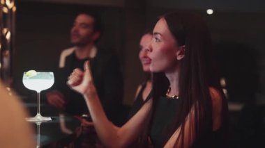 Barmen, lüks bir barda çift ya da grup arkadaşıyla içki içen kadın müşteriye Margarita kokteyli ikram ederek enerjik gece kulübünde mutluluk anı buluşması yaratıyor. Vinosity.