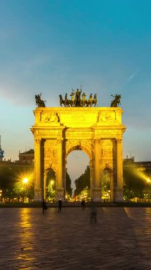 Arco della Pace 'in zaman aşımı. Namı diğer Milano, İtalya' da Barış Kemeri. Milano 'nun Milano' daki Simplon Meydanı 'nın merkezinde yer alan şehir kapısı. .