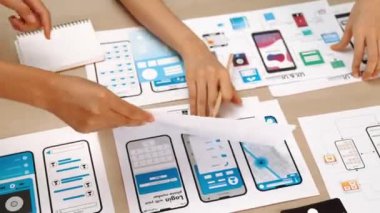 Mobil uygulama ya da web sitesi için kullanıcı arayüzü prototipi planlayan şirket çalışanlarının panorama videosu. UX UI tasarım beyin fırtınası kullanıcı dostu arayüz planı tasarlıyor. Sinerjik