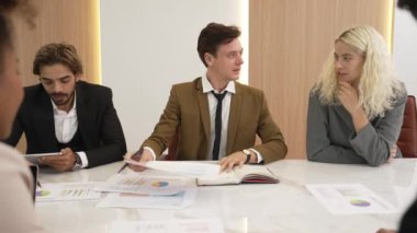 Çeşitli ofis çalışanları stratejik iş pazarlama planları üzerinde çalışıyor ve beyin fırtınası yapıyor. Takım çalışması ve olumlu tutum, süslü iş yerlerinde üretken ve destekleyici hale getirir.